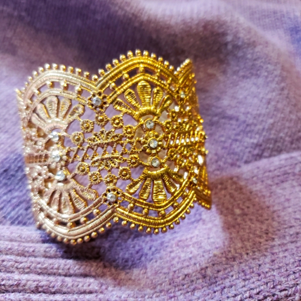 Cuff Chloe+ Isabel Queen's lace Gold statement